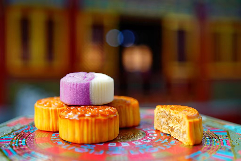 BeijingDiscover's tweet photo. Discover the stunning Mid-Autumn Festival treasures from Beijing's #PalaceMuseum! Drawing from historical archives and court culture, the museum presents elegant #mooncakes, each adorned with a design inspired by its past collections. 🌕🥮🥮
#InBeijing #SavorBeijing (Photo: VCG) https://t.co/CilXyp8VI8