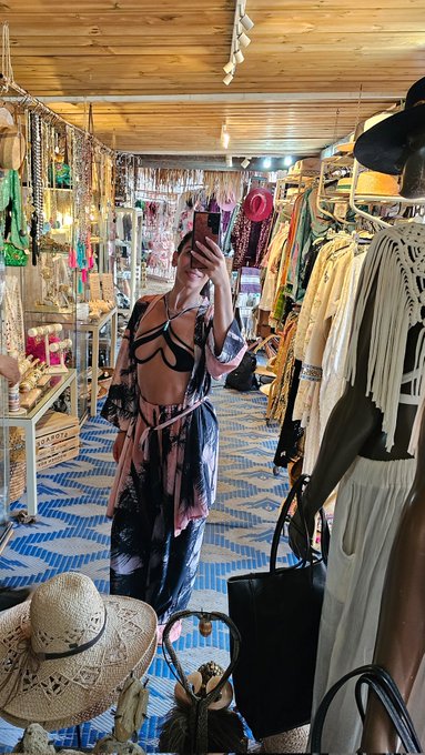 Those lil bohemian shops next to the beach 🥰✨️ https://t.co/6zsRWLgHZF