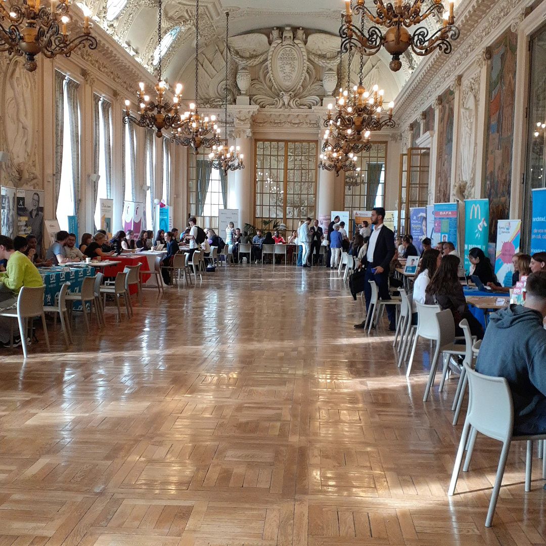 La Mission Insertion Professionnelle était présente au Forum job du Crous, ce mercredi 20 septembre. Nous avons pu renseigner, avec le service recrutement, plus de 50 visiteurs sur les jobs possibles à l'URCA.<a href="/universitereims/">Université de Reims Champagne-Ardenne</a>