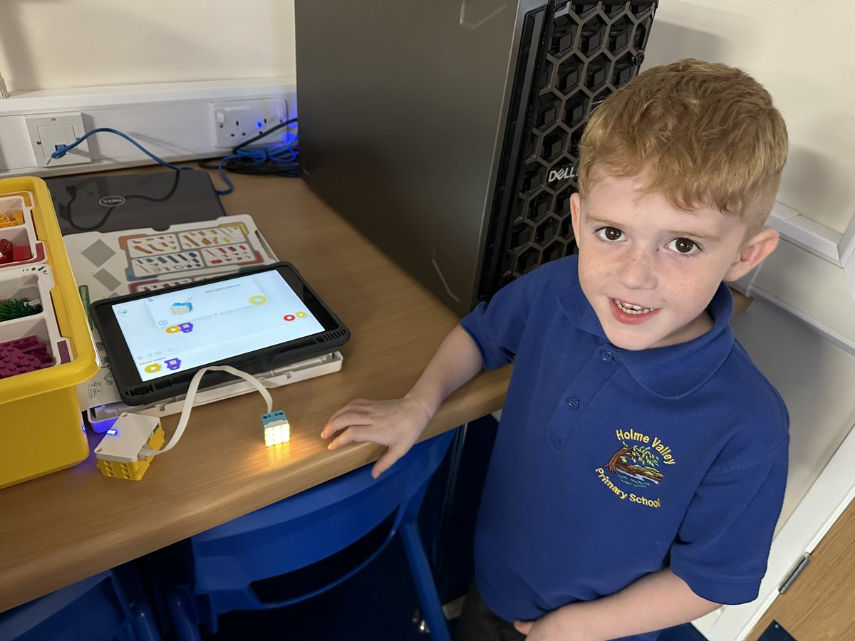 Y2

Learning how to program our #SpikeEssential Lego sets 

Making a light pattern 

#Lights #Program #ComputerScience #Code #Collaboration 
@LEGO_Education