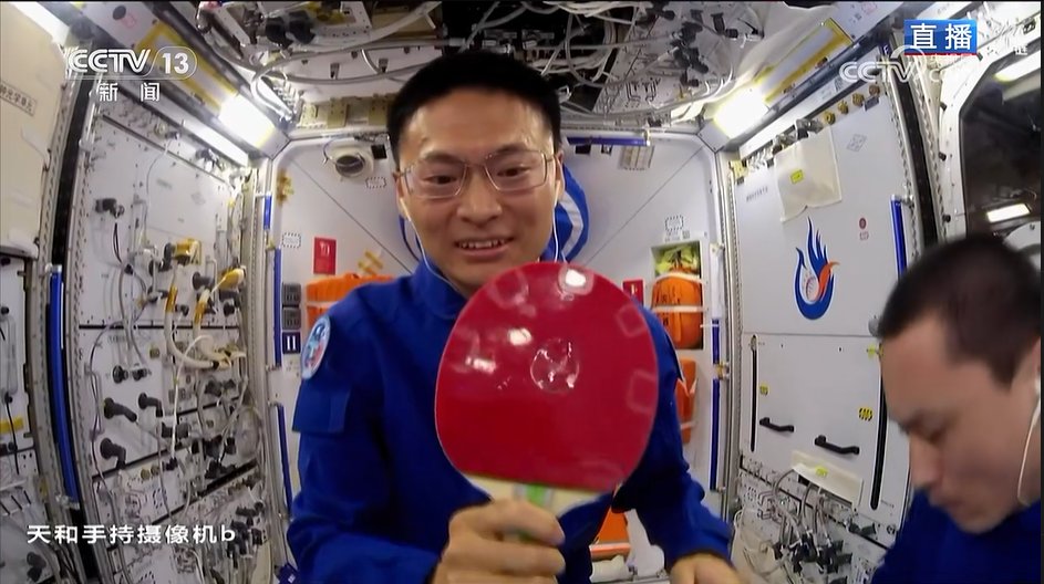 CNSpaceStation's tweet photo. 🔥🫧Watch as the #Shenzhou XVI astronauts conduct fascinating space experiments in the unique environment of the @CNSpaceStation. [📷/CMG] #spacelecture https://t.co/I7JRL8RMWT