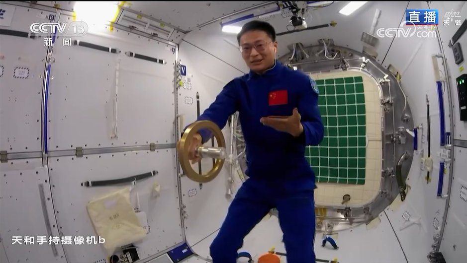CNSpaceStation's tweet photo. 🔥🫧Watch as the #Shenzhou XVI astronauts conduct fascinating space experiments in the unique environment of the @CNSpaceStation. [📷/CMG] #spacelecture https://t.co/I7JRL8RMWT