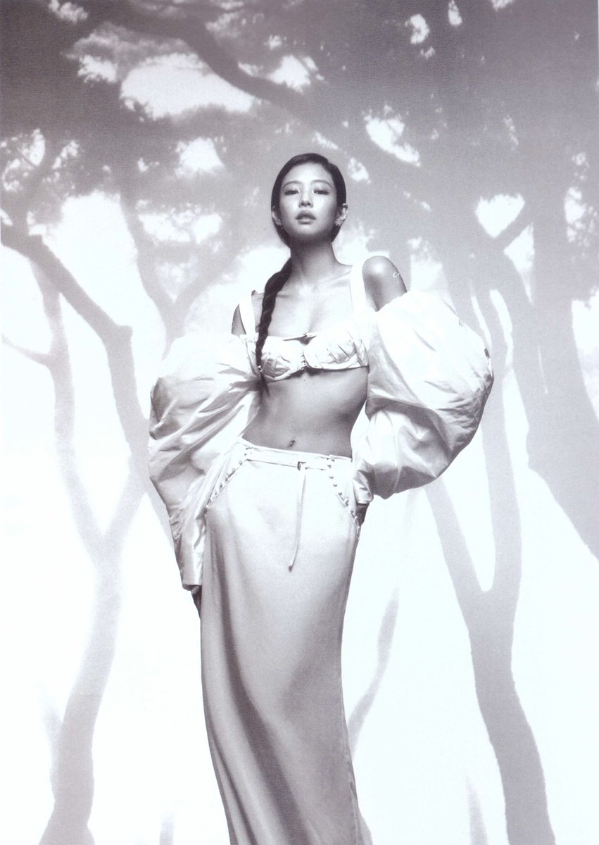 JennieDCGallery's tweet photo. JENNIE x JACQUEMUS x BAZAAR KOREA scan (2)

하퍼스바자 : 마지막으로 지금의 제니를 나타내는 문장이나 단어를 하나로 알려준다면?
제니 : Le Départ(출발). https://t.co/dAUHnXlEWO