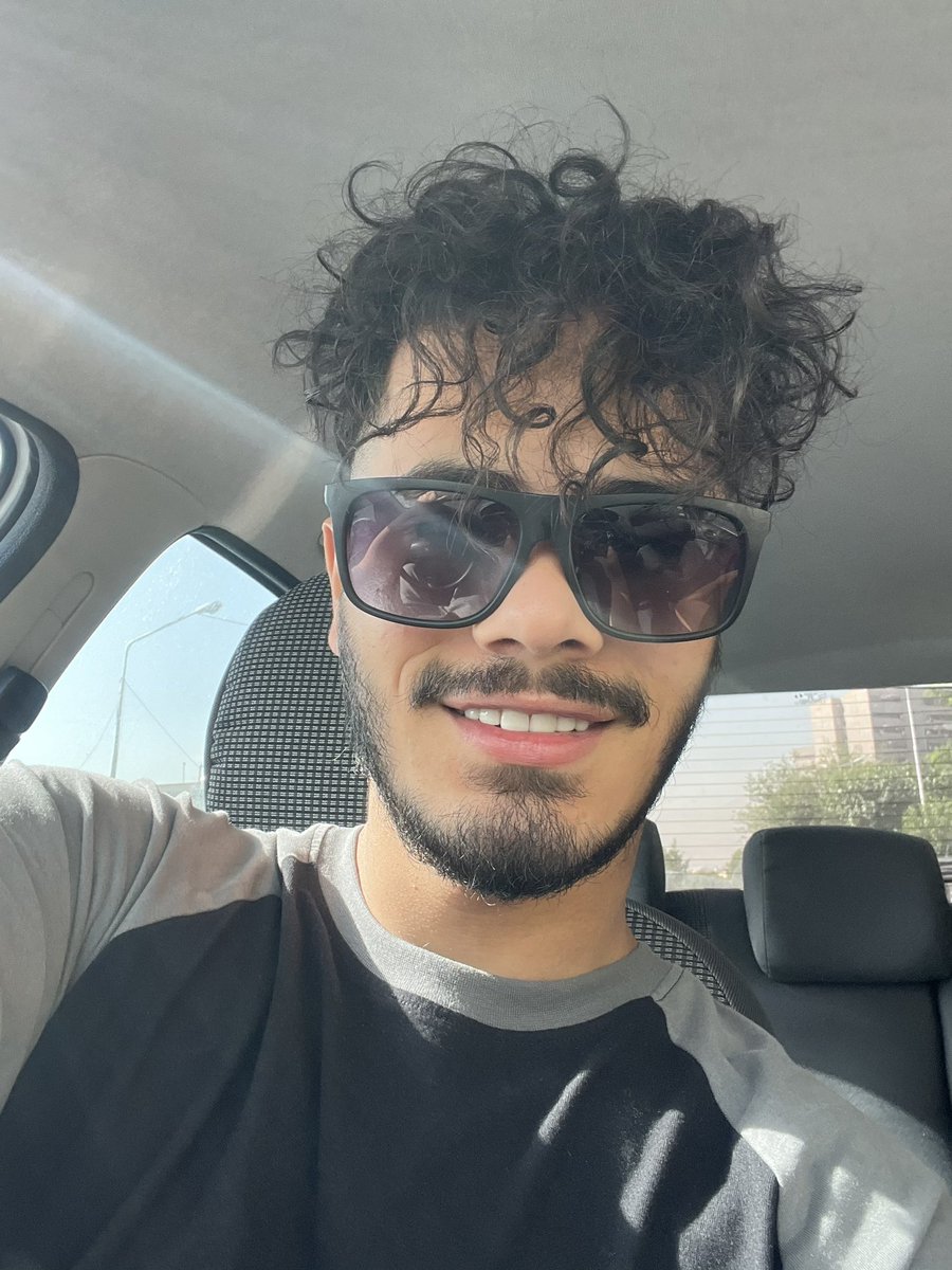 JavadKeshavarrz's tweet image. از تویتتر داره خوشم میاد اگه کاملا یاد بگیرم خوب میشه 🚶🏽‍♂️😂