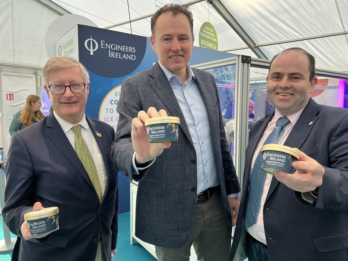 How cool is @McConalogue with @EngineerIreland ice cream, supporting dairy farmers, teaching the next generation of engineers about robotics and the importance of farmers! 
#EngineeringYourFuture
