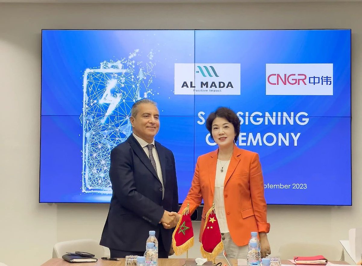 MoroccoIntel's tweet photo. 🇲🇦🏭| Le géant chinois CNGR, fournisseur de matériaux pour Tesla, signe avec le fonds marocain Al Mada pour la réalisation de la 1ère Gigafactory d’Afrique d’ici 2024. 

D’un coût de 2 milliards $, le site industriel produira des matériaux de batteries à plus d’1 million de véhicules électriques par an.