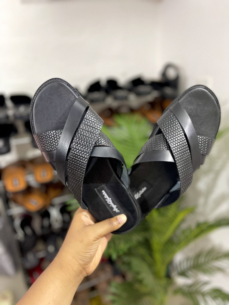 “THE NNA NNA PAIR” Price: N15,500 ________________________________ Size Available: 43 Color: Black _______________________________ Brand: @angieekulture MADE IN NIGERIA 🇳🇬