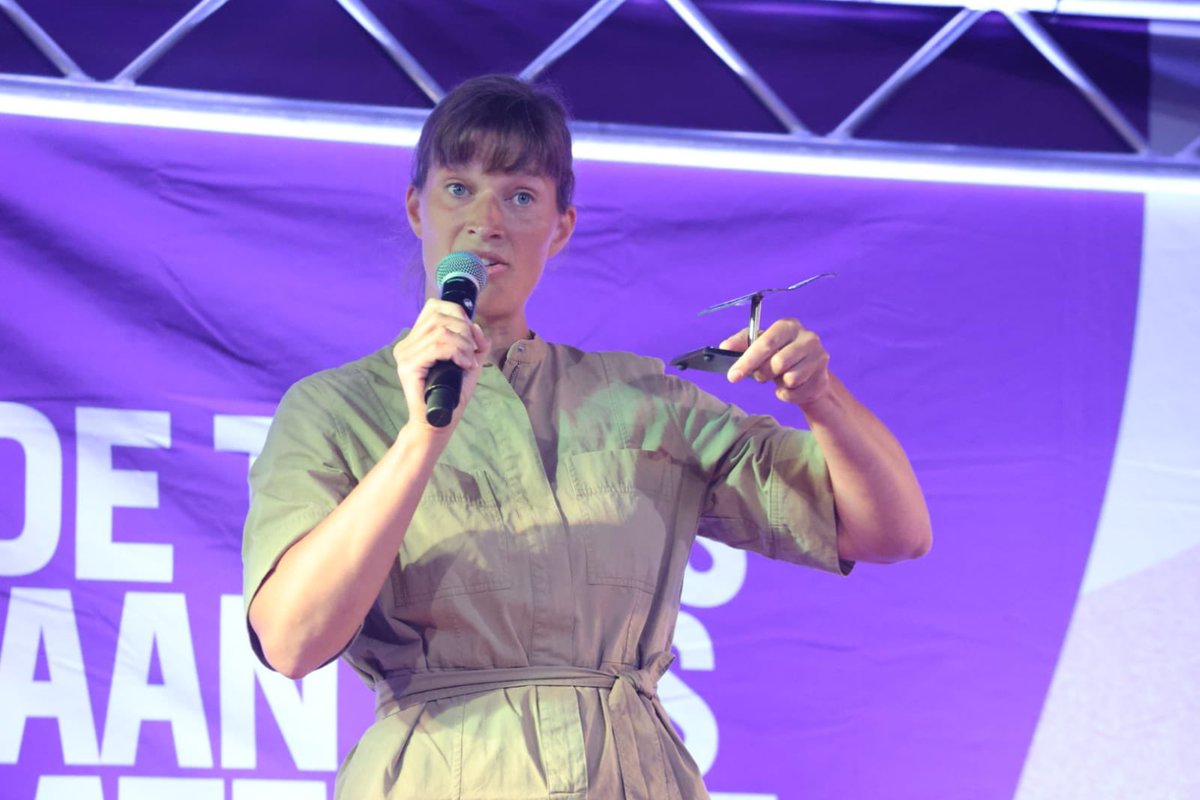 Anne van Leeuwen geeft het beeldje behorende bij #wubboockelsnovazembla prijs terug aan <a href="/KAbbenbroek/">Katinka Abbenbroek</a> en ze daagt ons uit om naar onze partners te kijken. Over 5 jaar haalt ze m graag op! #durfal #gametelkaaringesprek #springtij
