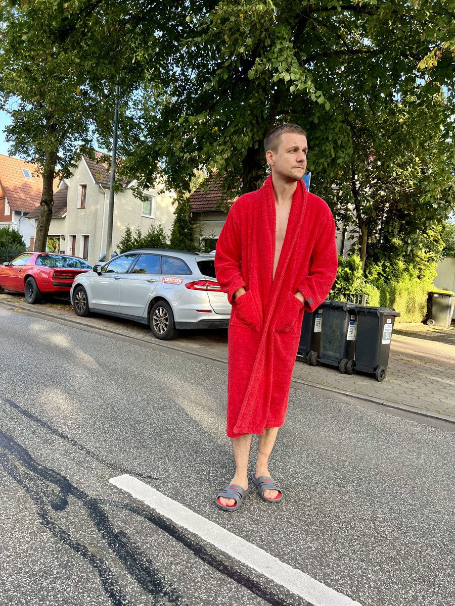 Wo bin ich? Wie bin ich hergekommen? Das Bild im Bademantel hat einen ernsten Hintergrund. Es ist eine Aktion der Deutschen Demenzhilfe. Sie will Aufmerksamkeit auf dieses Thema lenken. Wir müssen über Demenz sprechen und uns als Gesellschaft fragen, wie wir uns in Zukunft um die