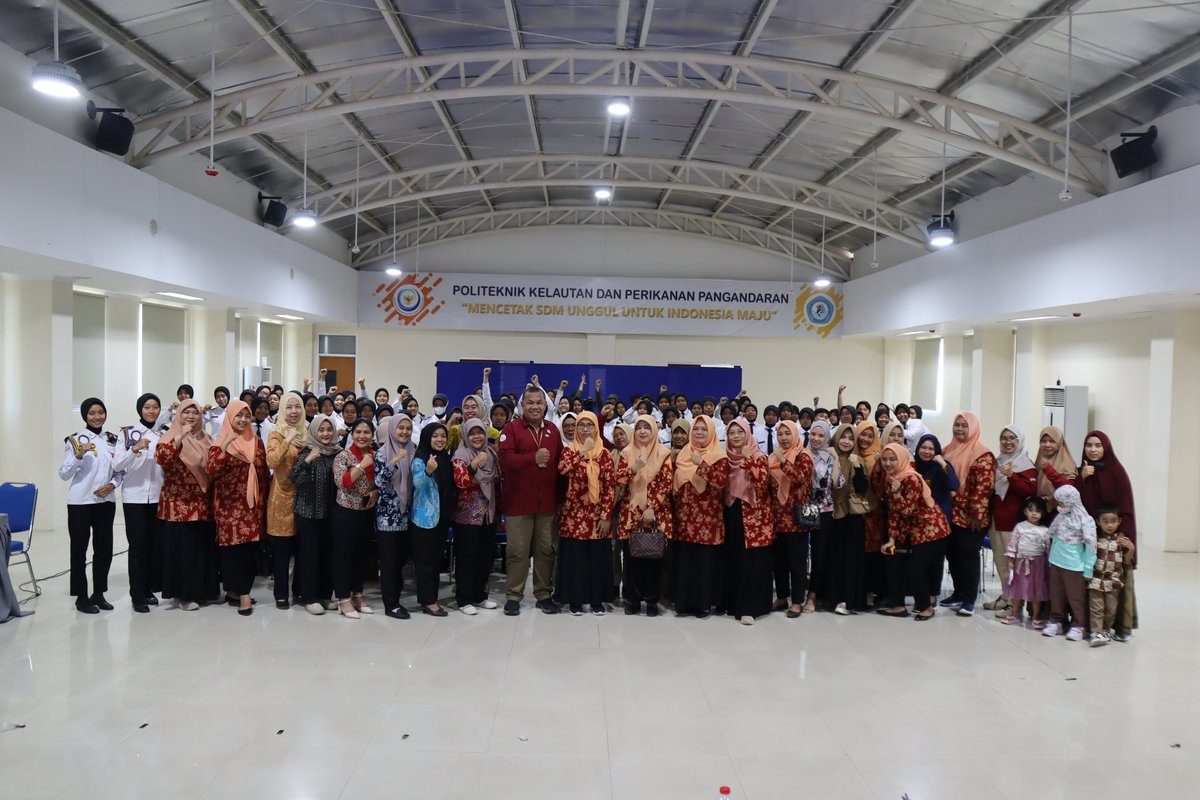 pkp_pangandaran's tweet image. Kegiatan foto bersama luring didampingi oleh penasihat dwp pkpp Direktur PKPP-  webinar &quot; Mental Health&quot; yg diadakan oleh DWP PKPP, Kamis (21/9) secara daring dan luring
@bppsdm_kp
#kkp #dwp #pkpp #pangandaran