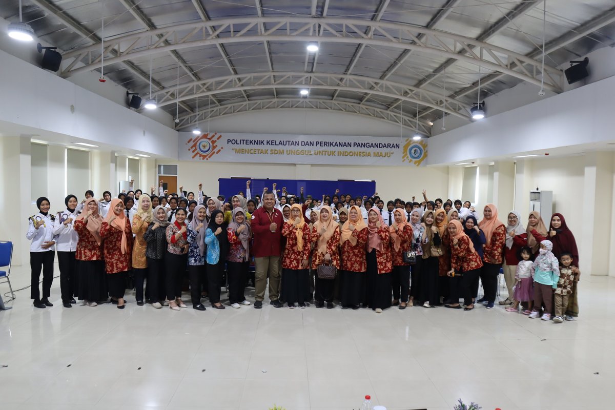 pkp_pangandaran's tweet image. Kegiatan foto bersama luring didampingi oleh penasihat dwp pkpp Direktur PKPP-  webinar &quot; Mental Health&quot; yg diadakan oleh DWP PKPP, Kamis (21/9) secara daring dan luring
@bppsdm_kp
#kkp #dwp #pkpp #pangandaran