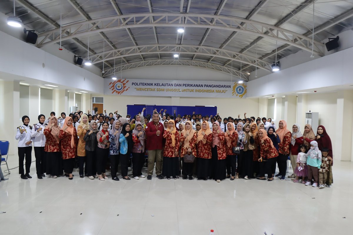 pkp_pangandaran's tweet image. Kegiatan foto bersama luring didampingi oleh penasihat dwp pkpp Direktur PKPP-  webinar &quot; Mental Health&quot; yg diadakan oleh DWP PKPP, Kamis (21/9) secara daring dan luring
@bppsdm_kp
#kkp #dwp #pkpp #pangandaran