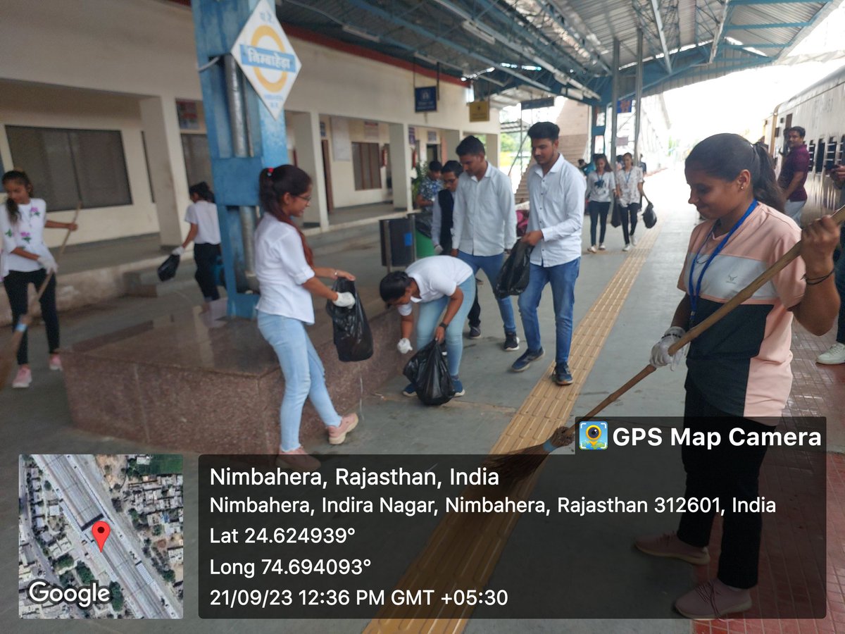nssgcnbh's tweet photo. महाविद्यालय के स्वयंसेवकों  ने स्थानीय रेलवे स्टेशन की पटरी, प्लेटफॉर्म और पार्किंग स्थल के आसपास साफ सफाई और कचरा इकट्ठा कर स्वच्छता का संदेश दिया। स्टेशन पर ��ैठे यात्रियों ने भी स्वयंसेवकों के इस कार्य को प्रोत्साहित किया। @NssRajasthan @DrNeelam_Sethi @bhagwan_prof https://t.co/92zcRF2BxB