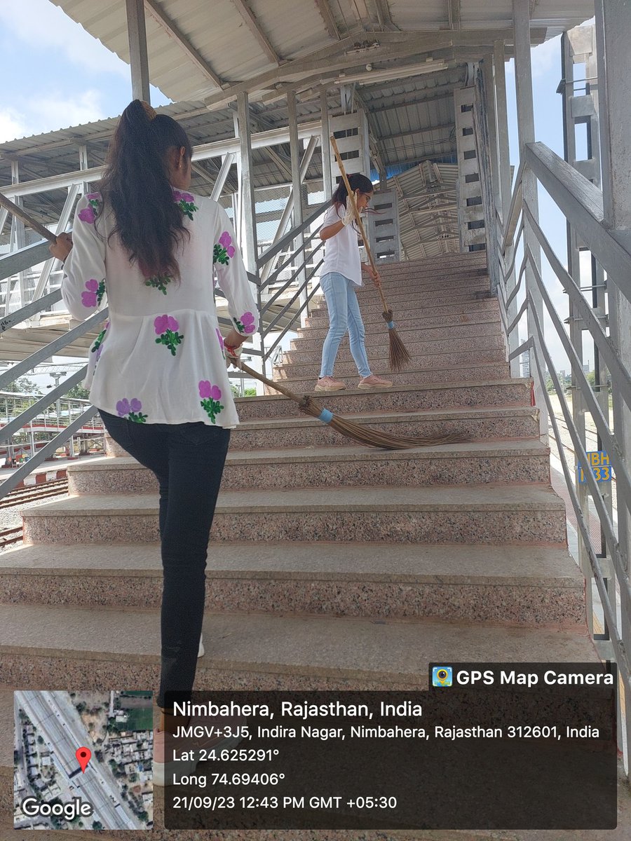 nssgcnbh's tweet photo. महाविद्यालय के स्वयंसेवकों  ने स्थानीय रेलवे स्टेशन की पटरी, प्लेटफॉर्म और पार्किंग स्थल के आसपास साफ सफाई और कचरा इकट्ठा कर स्वच्छता का संदेश दिया। स्टेशन पर ��ैठे यात्रियों ने भी स्वयंसेवकों के इस कार्य को प्रोत्साहित किया। @NssRajasthan @DrNeelam_Sethi @bhagwan_prof https://t.co/92zcRF2BxB