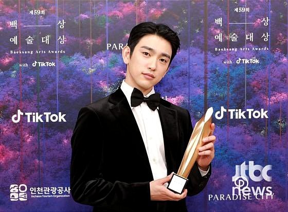 jysaturn's tweet image. Actor Park Jinyoung won 3 Awards in 2023 :

🏆 Best New Actor in Film category at The 59th Baeksang Arts Awards
🏆 TikTok Popularity Award at The 59th Baeksang Arts Awards
🏆 Best New Actor Award at the 43rd Critics Choice Award