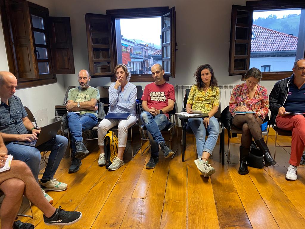 Debagoiena2030's tweet photo. Bergarako Irizar Jauregian elkartu gara hainbat herritar eta eragilerekin. 
💡Debagoieneko energiaren erronkari nola erantzun? Galdera horri erantzuna ematen saiatuko gara, #EraginezPiztu estrategiaren baitako eskualdeko hirugarren topaketan https://t.co/u4Ick0eYNi