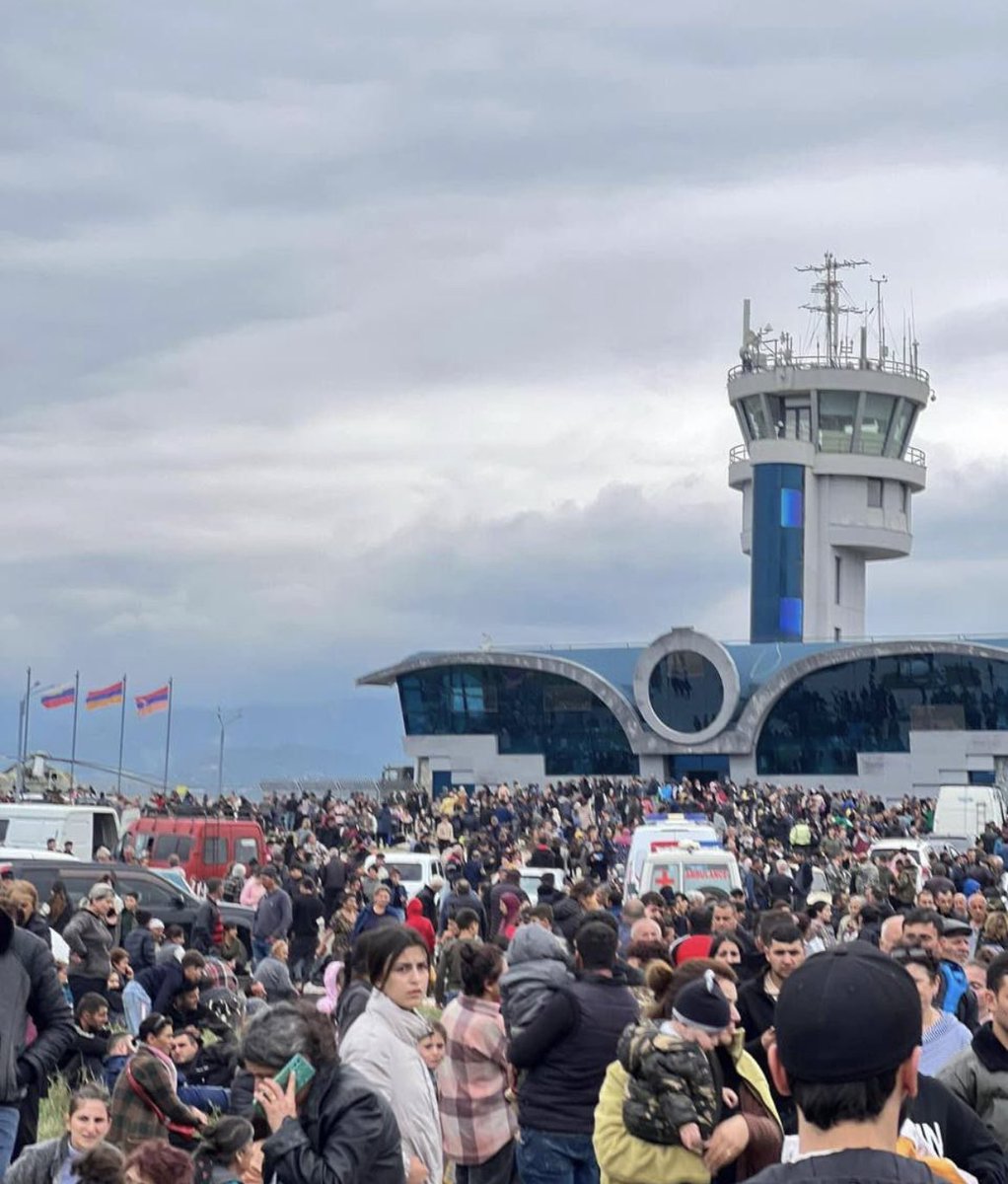 kalafattenes's tweet photo. 30 sene önce 400 den fazla Azerbaycan Türkünü katletmişlerdi, bugün Azerbaycan ordusunun zafer kazanmış olmasına rağmen bavullarıyla havalimanında bekleyen ermeniler. İşte tarihe geçecek bir fotoğraf. https://t.co/ccKo2eHUIy