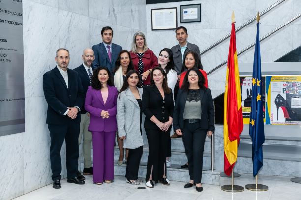 OEPM_es's tweet image. Tras visitar la @EU_IPO en #Alicante, hoy funcionarios y oficiales de la @sicsuper,  @IndecopiOficial y @inapichile comienza las jornadas de estudio en la sede de la @OEPM_es, en #Madrid.
@WIPO
@IPKey_EU
#Colombia #Perú #Chile 
#ProtocoloDeMadrid #SistemaDeLaHaya