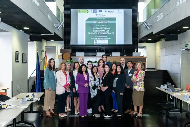 OEPM_es's tweet image. Tras visitar la @EU_IPO en #Alicante, hoy funcionarios y oficiales de la @sicsuper,  @IndecopiOficial y @inapichile comienza las jornadas de estudio en la sede de la @OEPM_es, en #Madrid.
@WIPO
@IPKey_EU
#Colombia #Perú #Chile 
#ProtocoloDeMadrid #SistemaDeLaHaya