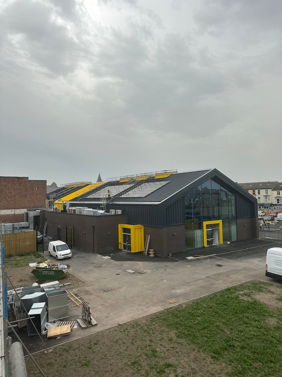 KynastonCS's tweet image. Queens Market,Rhyl: we have installed Ash&amp;amp;Lacy standing seam sheets to the roof&amp;amp;walls, Ali verge fascias&amp;amp;ridge &amp;amp;a sika flat roof

#rhyl #northwales #standingseam #aluminium #ridge #verge #fascia #flashings #singleply #flatroof #roofing #roofingcontractor #cladding #construction