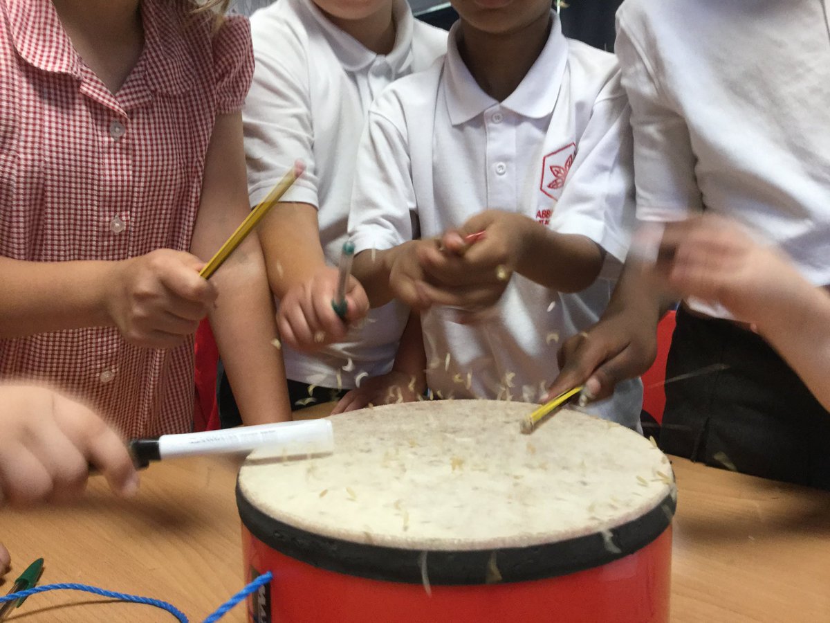 NET_Abbotsweld's tweet image. Y3 and 4 have been  investigating how sound is made. They had different objects to interact with to see how vibrations create sound waves. #shapingfutures #netacademies