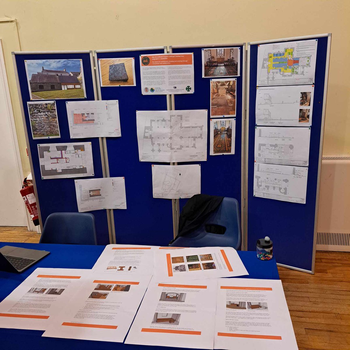 1/4
Dydd Mercher diwethaf, mynychodd ein rheolwr prosiect a’r swyddog cefnogi prosiect weithgaredd ymgysylltu â’r gymuned yn neuadd y dref, Caergybi.