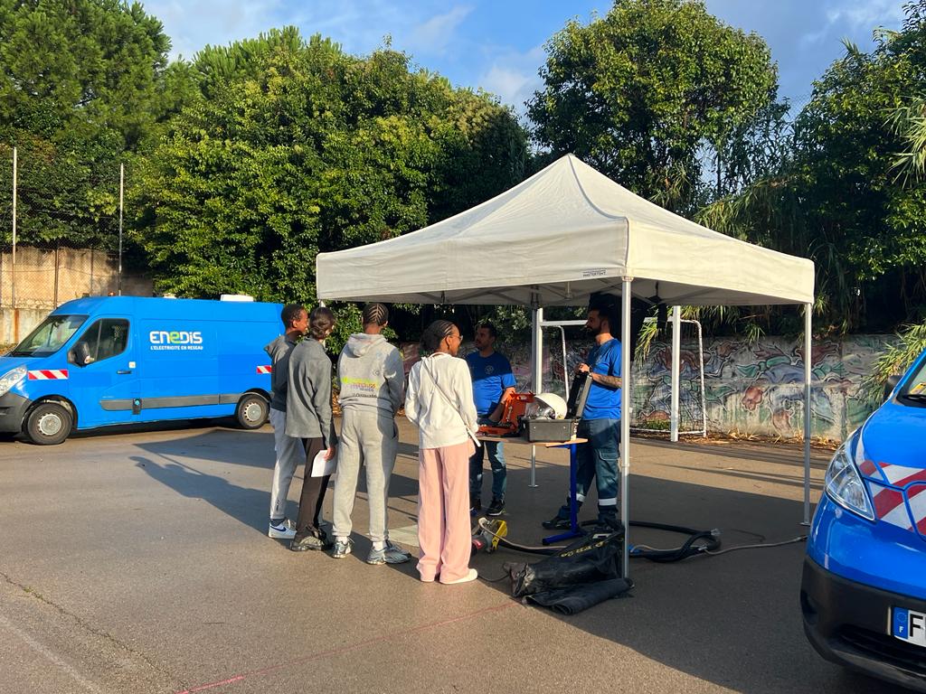 Rentrée scolaire📔🪛 pour les 90 élèves du bac pro MELEC &amp; STI2D du Lycée Artaud <a href="/marseille/">Ville de Marseille</a> : découverte des métiers de l’⚡️avec <a href="/enedis/">Enedis</a> et les entreprises du <a href="/SNER_SRER/">SNER</a> et lancement officiel de 3⃣ classes « réseaux électriques » avec la signature de la convention de partenariat