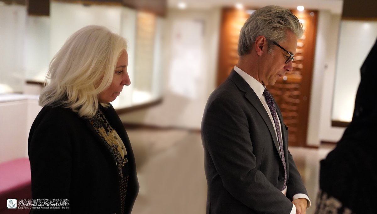 kfcris_en's tweet image. #KFCRIS received the Director of the Smithsonian's National Museum of Asian Art, Washington, D.C. Chase Robinson as well as the Senior Advisor to the Director Christine Begley.

The delegation visited the #Asfār Exhibition at Al-Faisal Museum for Arab-Islamic Art.