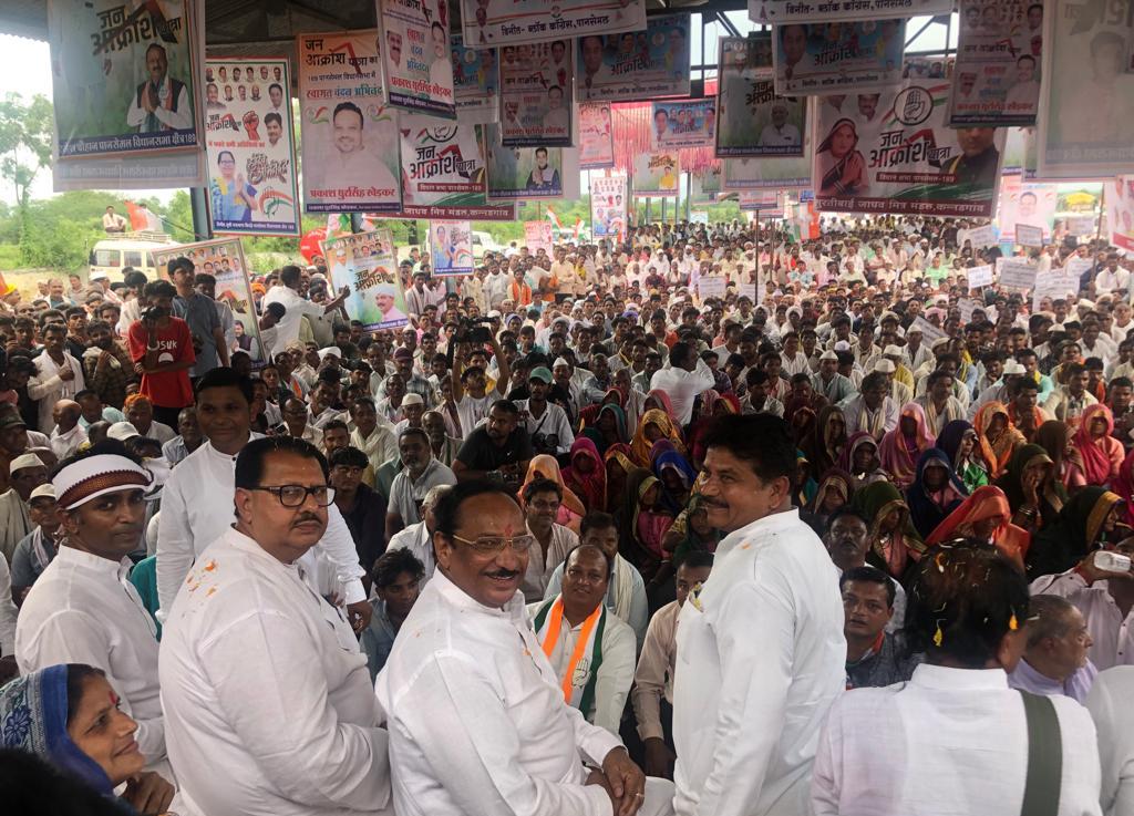 SanjaySDutt's tweet photo. People of #Pansemal in #Barwani District, who gave an overwhelming response to the #Jan_Aakrosh_Yatra in the Constituency and to the Public meeting that followed it today noon, have resolved to oust the 'Jumlebaaz' #BJP Sarkar of #MadhyaPradesh led by CM #ShivrajChouhan, who has been misleading People by making false promises & has a track-record of never delivering on what has been promised by him.
Waqt hai badlaav ka -
Aa rahi hai #Congress.
@kharge @RahulGandhi
@priyankagandhi @kcvenugopalmp
@rssurjewala @OfficeOfKNath