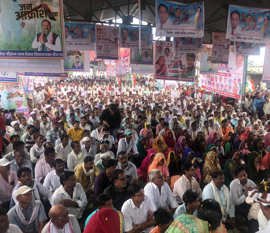 SanjaySDutt's tweet photo. People of #Pansemal in #Barwani District, who gave an overwhelming response to the #Jan_Aakrosh_Yatra in the Constituency and to the Public meeting that followed it today noon, have resolved to oust the 'Jumlebaaz' #BJP Sarkar of #MadhyaPradesh led by CM #ShivrajChouhan, who has been misleading People by making false promises & has a track-record of never delivering on what has been promised by him.
Waqt hai badlaav ka -
Aa rahi hai #Congress.
@kharge @RahulGandhi
@priyankagandhi @kcvenugopalmp
@rssurjewala @OfficeOfKNath