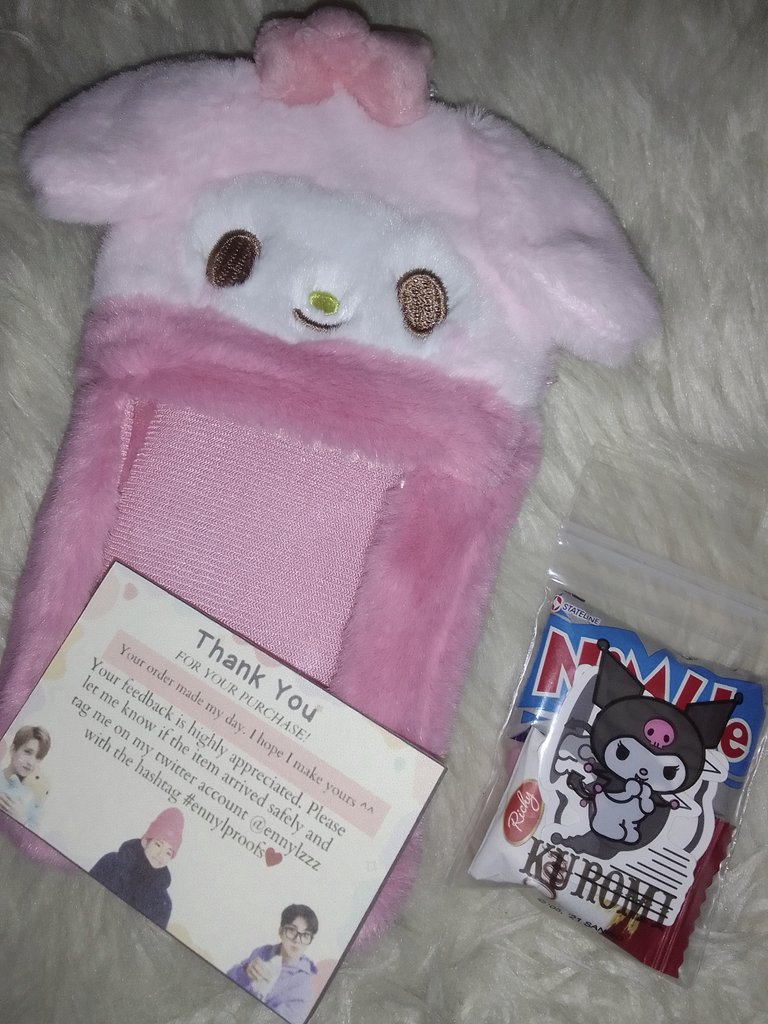 yourcatlvr's tweet photo. ˚̣ ✧ : #9800zcafemail : ✧ ˚̣⋅ . 
╰╮from: @ennylzzz

 Thank you so much for  this fluffy my melo pc holder and for the freebies 😭🫶🏻til next transaction.

—🎀🖤.....#ennylproofs https://t.co/Hx3XaPz9sP