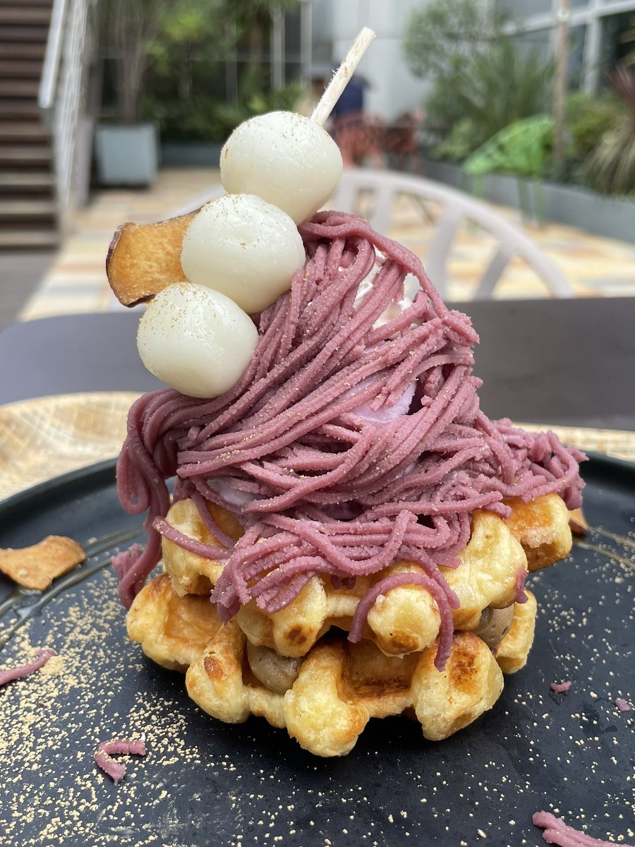 rin2CANDY's tweet photo. 📍 js burger cafe 📍
池袋駅から徒歩3分

紫芋クリームに中には紫芋アイス　
下にはワッフルと間にマロンクリーム🌰が✨
お団子🍡も添えられて可愛い作り🎵
.紫芋クリームやアイスは普通に美味しいんですが、団子🍡が柔らかいと思いきや
めっちゃ固く不味い…
ほうじ茶ソースは濃厚で美味しい‼️ https://t.co/dyOwJKXLHw