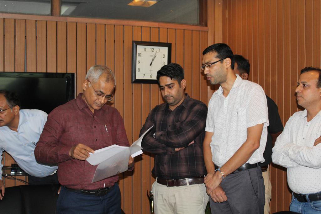 aigetoachq's tweet photo. Team AIGETOA  comprising Sh. Amit Roy JS (North), Sh. Vikas Gupta CP, Sh. Yogesh Chhabra CS, Sh. Narinder Kumar ACS, Sh. Vivek Asthana ACS, Sh. Jaspreet Singh ACS and Sh. Ajit Singh DS Nodal Center met with Hon'ble Secretary (T) DoT Sh. Neeraj Mittal ji on his maiden visit to Chandigarh to review the progress of the 4G roll out project and Bharat Udhyami Scheme. We greeted and welcomed him with a bouquet of flowers in the chamber of CGMT Sir. We also submitted the memorandum for kind consideration. It includes Residual issues of 2nd PRC related to implementation of Standard Pay scales for the initial two levels of executive grade, Implementation of 30% Superannuation benefits to the BSNL Recruited Executives, 3rd PRC, Promotion avenues of BSNL executives, Exercising option for the Old Pension scheme to the executives whose recruitment process initiated by DoT before formation of BSNL. Secretary (T) listened patiently and assured to discuss the matter with concerned. He also asked to work hard to take up BSNL to the new heights and make it profitable for consideration of financial issues

We are thankful to Sh. Ajay Kumar Kararha CGMT Punjab for arranging a meeting on a short notice.