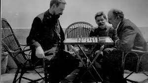 Gorki'nin yancı olduğu meşhur fotoda Lenin'in satranç oynadığı kişinin adı Aleksandr Bogdanov'dur. Kendisi Bolşevik Partinin merkez komite üyesidir. Leninle girdiği felsefi tartışmalar, Lenin'e "Materyalizm ve ampiryokritisizm" kitabını yazdırmıştır. Kendisi aynı zamanda bilim