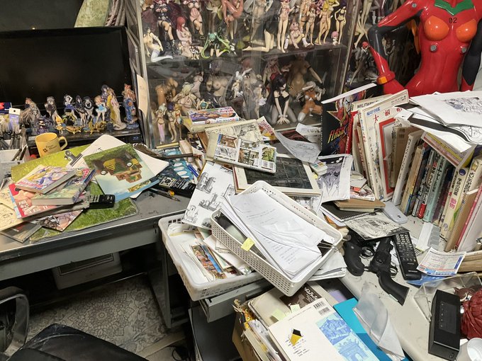 グチャ〜。ここ片付けんの?片付けなきゃダメ?って感じで1時間椅子の上でクルクル回ってる。 