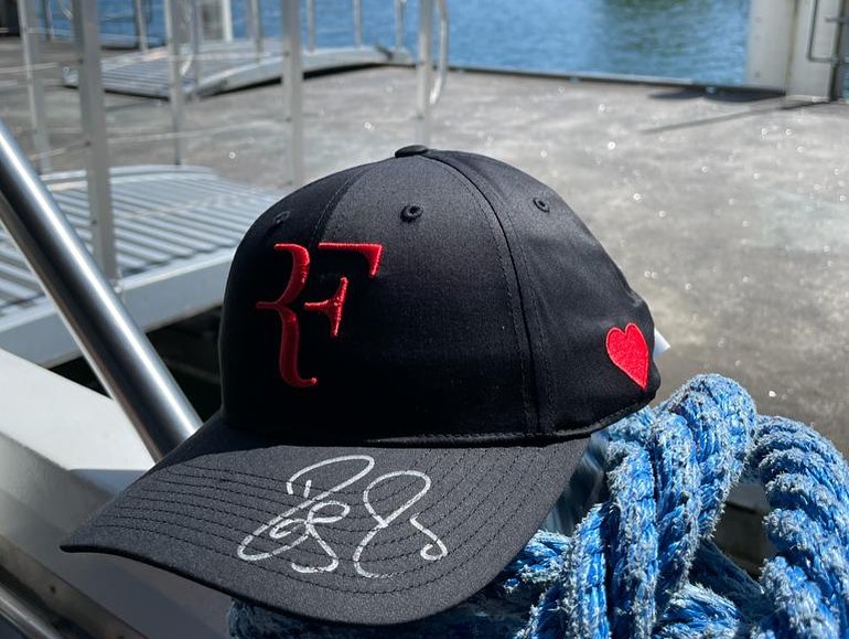 UniversTennis's tweet photo. Roger Federer a invité 280 fans du monde entier à une croisière privée sur le lac des Quatre Cantons. ⛴️🇨🇭

Le Suisse a passé l'après-midi sur le bateau à discuter et prendre des photos avec chaque passager. 🤩

Une casquette dédicacée a également été offerte à tout le monde. 🧢 https://t.co/lgAO3JrQEq