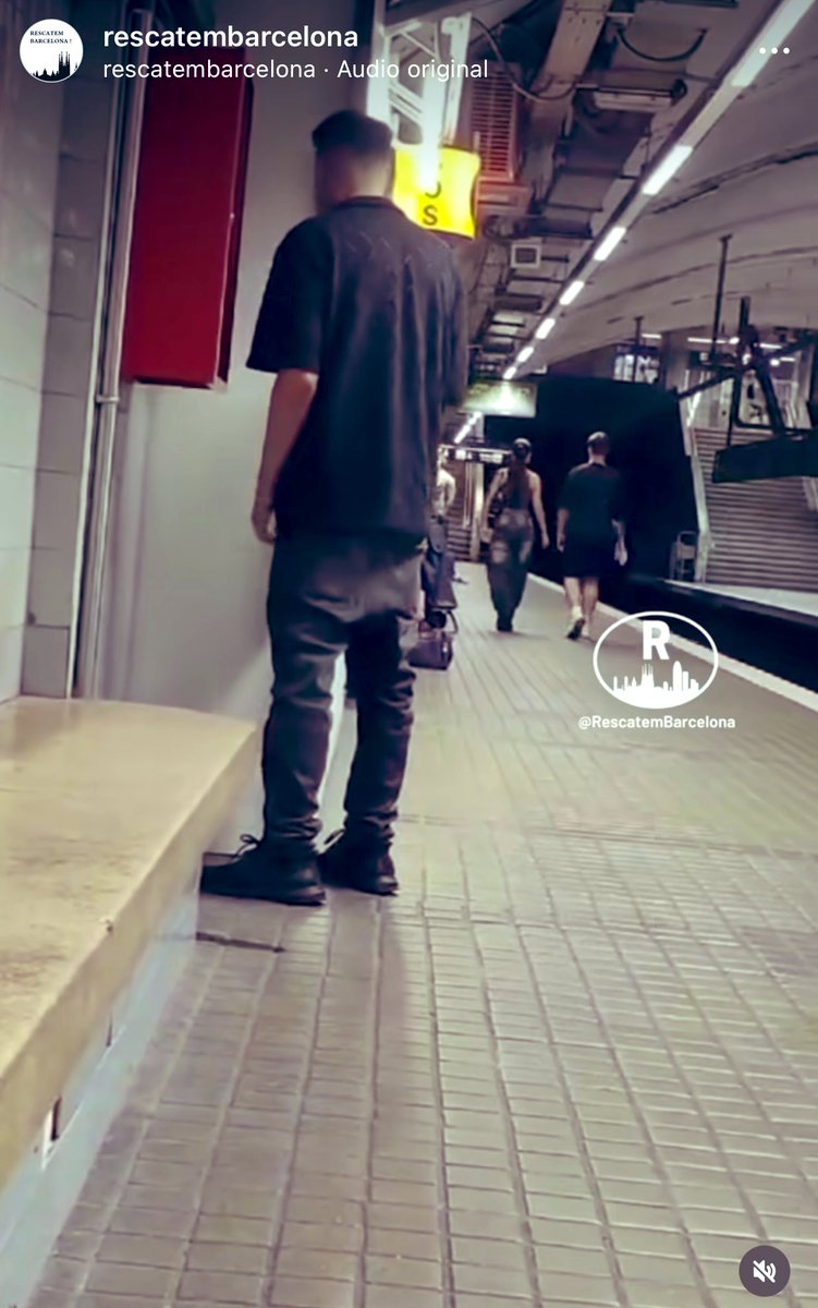 bcnesqueix90324's tweet image. Foto de @rescatembarcelona a on aquest incívic i guarro està pixant tant impunement a la parada del clot de #Barcelona @TMB_Barcelona @bcn_ajuntament