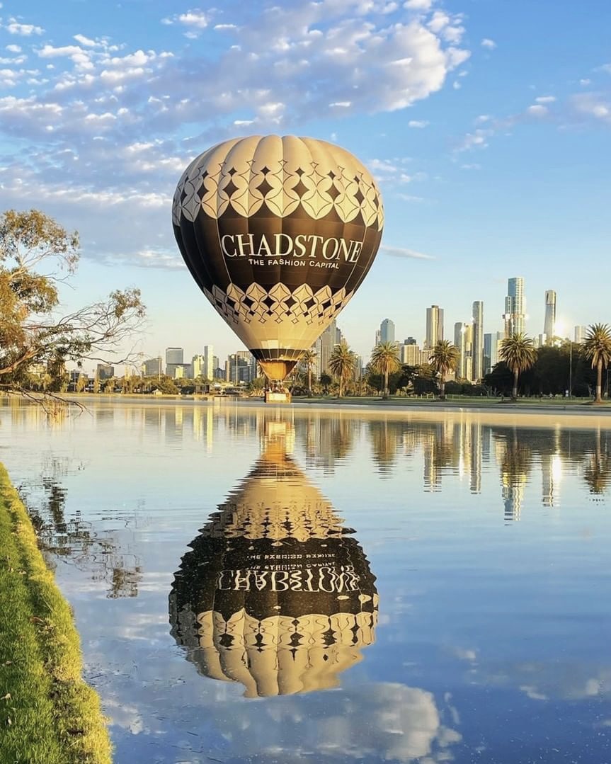 Floating on air, mirrored in water... the perfect reflection at Albert Park 🎈❤️ Thanks for this incredible shot @itzelsilva! #globalballooning