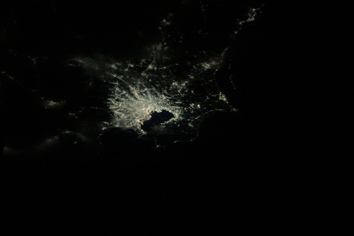 Astro_Satoshi's tweet photo. 少し前になりますが、日本時間9月10日(日)20:00頃、日本の上空を通過しました。全国的に雲が多かったのですが、東京周辺の明るい光が見えました。 https://t.co/MjRjraAN6j
