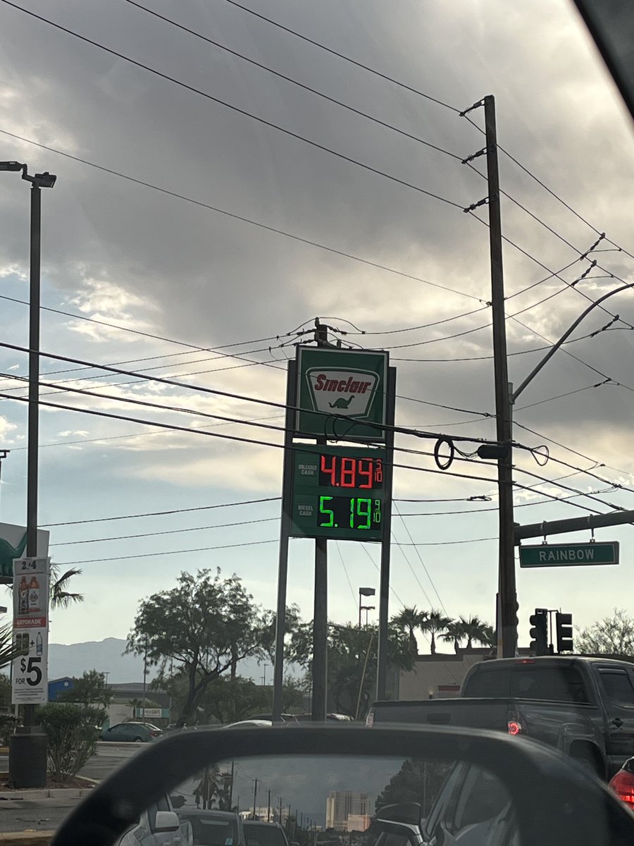 ChrisIn702's tweet image. This is the cheapest gas station I’ve seen so far on the west in Las Vegas #LasVegas #SpringValley