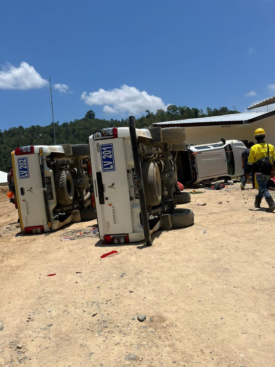 BangEdiii's tweet photo. entah kenapa gw selalu berpihak pada Rakyat untuk setiap perlawanan pada kezaliman..

kronologis, Rakyat mau jual hasil nambang tapi ga ada yg mau/berani terima karena diintimidasi oleh pemain besar yg mau ambil alih lahan tambang rakyat..
lokasi Pohuwato Gorontalo https://t.co/sXNZrfut8U