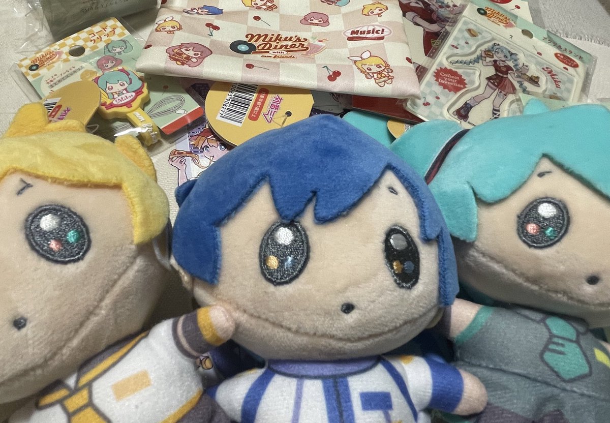 nekko_trd's tweet photo. 最推しの100均コラボグッズ、欲しいやつ買えた〜〜〜〜〜！！！！！ぬいぐるみのクオリティーは550円にしては結構良いのでは？？眉毛と口の縫い甘いけど🫠100均巡り＆通いしたかいがあった〜〜。
ぬいぐるみは残りルカさんだけ😢頑張ろう〜💪 https://t.co/Dv9zNdo8mI