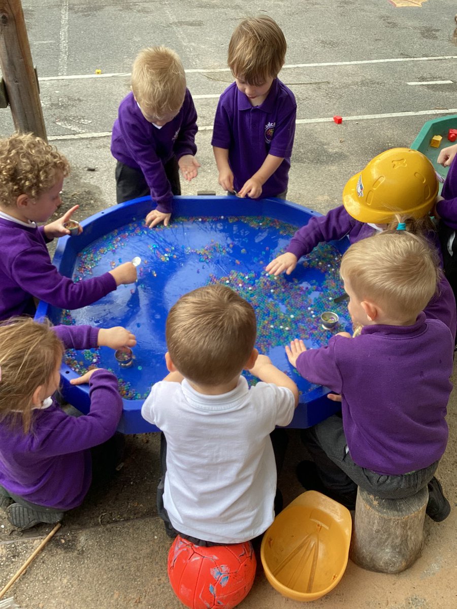 TadPrimaryAcad's tweet photo. Exploration using our senses this week. Team Venus reception described what the water beads felt like using their fantastic vocabulary. #TadcasterEYFS #Tadcasterscience @eboractrust https://t.co/YaIseBya1B
