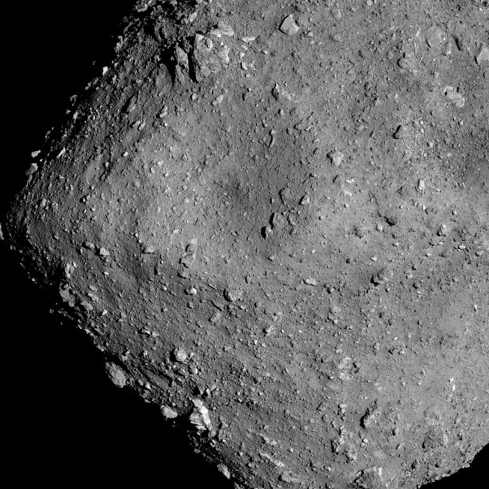CiteEspace's tweet image. 🌌 Un nouveau trésor spatial à la Cité de l’espace !

Découvrez 2 échantillons prélevés sur l’astéroïde #Ryugu et ramenés sur Terre par la sonde japonaise #Hayabusa2, en collaboration avec le @CNES. Merci à la @JAXA_en pour leur confiance !
#explorationspatiale #systèmesolaire