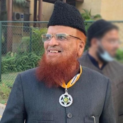 AzmatKhanTDP's tweet photo. کل مفتی تقی عثمانی صاحب نے ٹویٹ کیا ہے کہ پانچ دوشیزائیں علمی مقابلہ حسن میں پاکستان کی نمائندگی کریں گی تو دنیا میں پاکستان کا بحیثیت ایک اسلامی ملک کیا امیج جائے گا؟؟ حکومت اس کا فوراً نوٹس لے. 

سب سے پہلے تو یہ جان کر انتہائی خوشی ہوئی کہ آپ نہ صرف زندہ ہیں بلکہ ملکی حالات سے پوری طرح واقف ہیں اور نظر رکھے ہوئے ہیں. آپ سے چند سوالات پوچھنے کی جسارت کر رہی ہوں. 

1. اس وقت ملک میں بدترین مہنگائی مسلط ہے. لوگ خودکشیاں کر رہے ہیں. اکثر پڑھتے ہیں کہ غربت کے مارے خواتین عصمت بیچنے پر تیار ہوگئی ہیں. کیا آپ کو لگتا ہے کہ اس سے پاکستان کی نیک نامی کو چار چاند لگ رہے ہیں؟؟؟ 

2. ملک میں بدترین سیاسی انتقام لیا جا رہا ہے. بے گناہ خواتین بغیر کسی سنوائی کے جیلوں میں پڑی ہیں. رات دو تین بجے ریڈ ہوتی ہے. عثمان ڈار کی ماں کا دوپٹہ کھینچا جاتا ہے. تیرہ سالہ ارسلان کی بہنوں کو دل بہلانے کا سامان کہا جاتا ہے. ارسلان کو کیک اور کبوتر کہا جاتا ہے. ارشد شریف کے قتل پہ کوئی تحقیقات تو ایک طرف فریاد کرنے پر ارشد شریف کی بیوہ پہ ناقابل ضمانت وارنٹ جاری ہو جاتا ہے. ان انسانی حقوق کی بدترین خلاف ورزی پر پاکستان کا نام پوری دنیا میں کتنا روشن ہو رہا ہے اس پہ روشنی ڈالنا پسند فرمائیں گے؟؟؟ 

3. فاطمہ کا ریپ ہوا، قتل کردی گئی. رپورٹ رونگٹے کھڑے کر دینے والی ہے. اس سے پاکستان کی عزت پہ کوئی حرف نہیں آتا؟؟

4. رضوانہ کا کٹا پھٹا وجود، تقریباً قریب المرگ جج کے گھر سے برآمد ہونے پر پاکستان کی شہرت یقیناً آسمان پر پہنچ گئی ہوگی. آپ نے کبھی رضوانہ کے بارے میں استفسار کیا؟؟ 

5. عباد کے بیٹے عمار کی وڈیو مجھ سے دیکھی نہیں جاتی. میں عباد سے ہاتھ جوڑ کر التجا کر رہی ہوں کہ اللہ کا واسطہ ہے پریس کانفرنس کرلو اور اپنے بیٹے کو بچالو کہ اسے کسی بھی اسپتال نے ٹریٹمنٹ دینے سے انکار کردیا ہے. اس سے یقیناً ہم ساری دنیا میں سرخرو ہو رہے ہوں گے. وہ آپ کو نظر نہیں آتا؟؟؟

6. ابھی دو دن پہلے ایک بچے سے جنسی زیادتی کی وڈیو آئی ہے جس میں ایک مولوی صاحب کا چہرہ نمایاں ہے. بطور اس طبقے کے نمائندہ آپ نے اس بارے میں کیا کیا ہے؟ آپ کے خیال میں کیا اس سے پاکستان کا نام خاک میں نہیں مل رہا؟؟؟ 

مفتی صاحب ان  5 خواتین کے مقابلہ حسن میں شرکت سے معاشرے کو زیادہ نقصان ہو رہا ہے یا یہ  ظلم و بربریت، قانون اور آئین کی پامالی، انسانی حقوق کے دھجیاں اڑانے سے ہو رہا ہے. کیا ظلم اور قانون کو پیروں تلے روندنا اسلام کے مطابق ہے؟
 آپ  اگر خود کو معاشرے کا زمہ دار سمجھتے ہیں تو پھر ہر غلط کو غلط کیوں نہیں کہتے ؟ یاد رکھیں جس کا جتنا رتبہ اور طاقت ہوتی ہے اس کی جوابدہی بھی اتنی ہی بڑی ہوتی ہے.

پلیز کوئی یہ نہ کہے کہ مفتی صاحب سیاست نہیں کرتے. ظلم کو ظلم کہنا سیاست نہیں. سیاست اس وقت ہوتی ہے جب فضل الرحمن کو ڈیزل کہنے پہ آپ کو فوراً قرآنی آیات یاد آجاتی ہیں لیکن بدترین ظلم اور زیادتی پر، جن پہ قرآن مجید میں واضح آیات ہیں وہ آپ بھولے سے بھی ٹویٹ نہیں کرتے.

یہ سوالات یا آئینہ صرف مفتی صاحب کے لیے نہیں ان تمام دین داروں اور دین دارنیوں کے لیے بھی ہے جن کو اسلام صرف سلکٹڈ معاملات میں ہی یاد آتا ہے.

اللہ ہم سب کو سچ بولنے کی توفیق عطا فرمائے اور منافقت سے دور رکھے آمین ثم آمین یا رب العالمین 
#منقول 

@muftitaqiusmani @TariqJamilOFCL