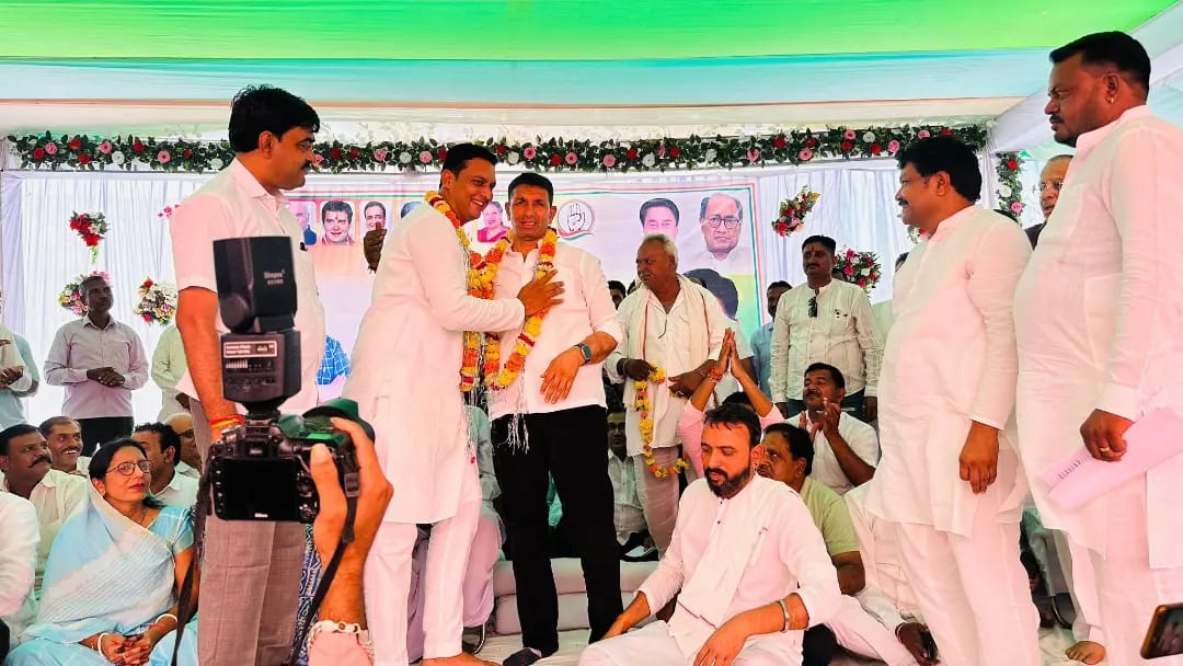 INCMP's tweet photo. पूर्व मंत्री एवं विधायक ज��तू पटवारी जी के नेतृत्व में मंदसौर जिले के भानपुरा में जन आक्रोश यात्रा जारी।

@jitupatwari https://t.co/s0aH3IfAQv