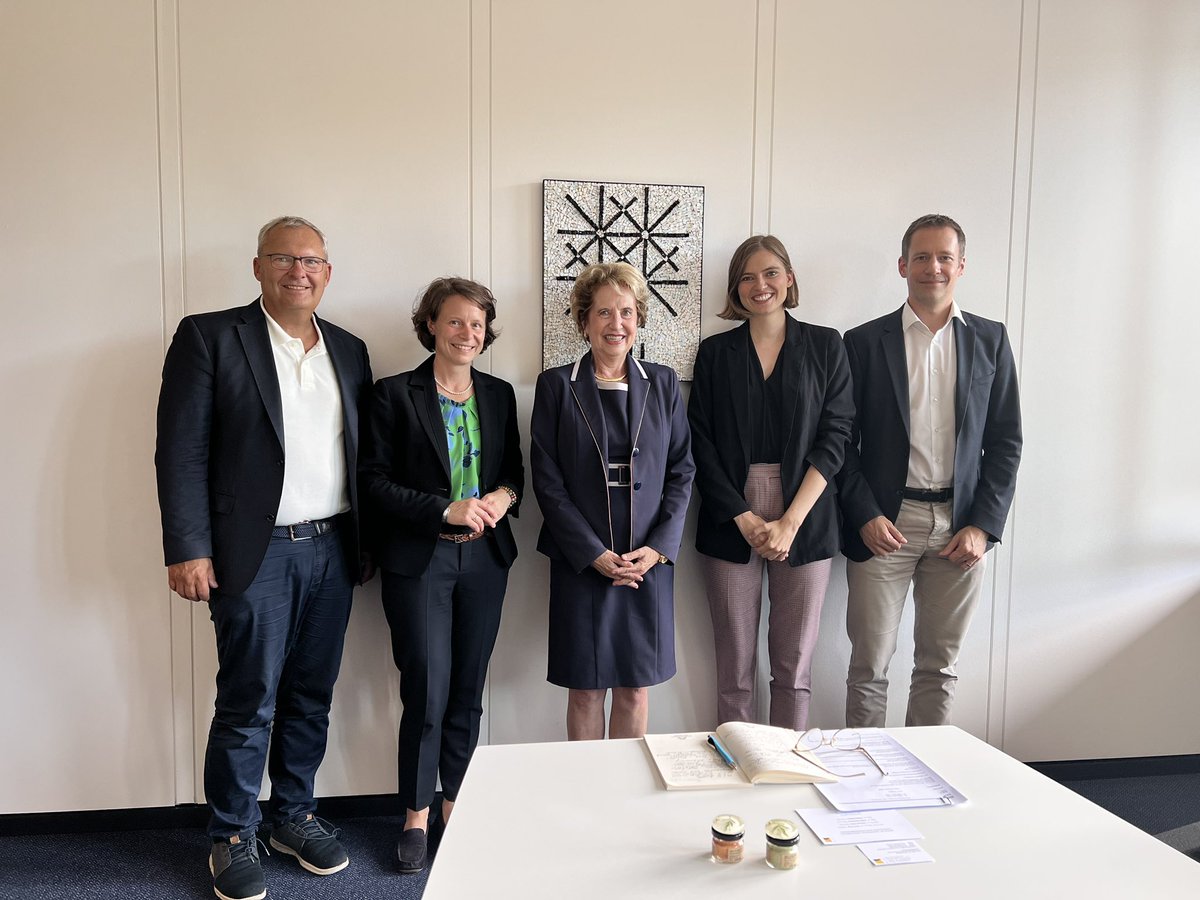 ZHR_Graz's tweet photo. Forschungsreise des ZHR in die🇨🇭

Das ZHR besuchte am Montag, 18.9. die @UniBasel und konnte ua mit Rektorin Andrea Schenker-Wicki und Vizerektorin Nadja Braun Binder @braun_binder interessante Gespräche über die staatliche Steuerung der Unis führen.

@PoierKlaus @rewiunigraz https://t.co/cAf8hawKjX