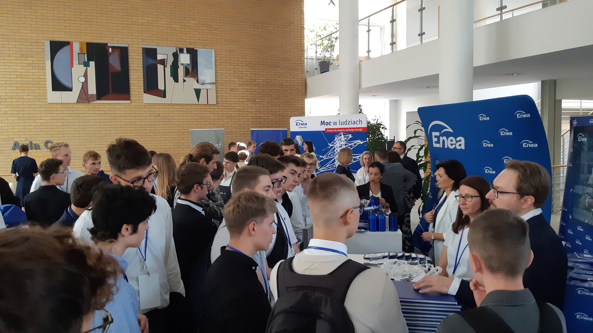 Grupa_Enea's tweet photo. #WspółpracaEnergiaPrzyszłość 👍 Rozpoczęła się konferencja Grupy #Enea dla szkół technicznych, które objęte są naszym #PatronatPełenEnergii. Na Wydziale Mat. i Informatyki @UAM_Poznan gościmy młodych pasjonatów elektroenergetyki. Przed nami warsztaty, prelekcje i spotkania z praktykami 👌