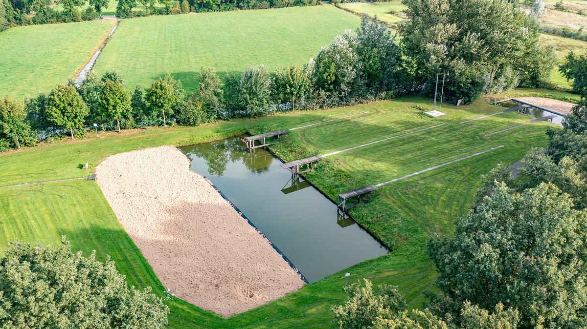 achtkarspelen's tweet photo. 💦💪 | Als het aan het college ligt krijgt Ljeppersklub Buitenpost, de oudste fierljepvereniging van Fryslân, een bijdrage van de gemeente om het fierljepterrein te renoveren. ‘De feriening hat moaie plannen foar de takomst,’ zegt wethouder @Jouke12 👉👉 https://t.co/6yfom8AANs https://t.co/WzD7paTOq1