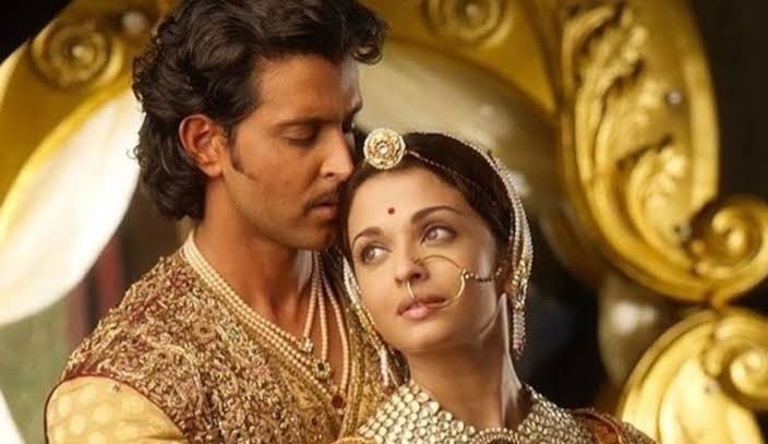 WVish_Official's tweet photo. Yes, I agree that #ShahRukhKhan𓃵 is the biggest superstar from India, but people who believe that he is the last one, they either don't know about #HrithikRoshan𓃵 or they are just biased.
It's definitely Hrithik, who is the last of the stars. https://t.co/tKSKD8HzCC